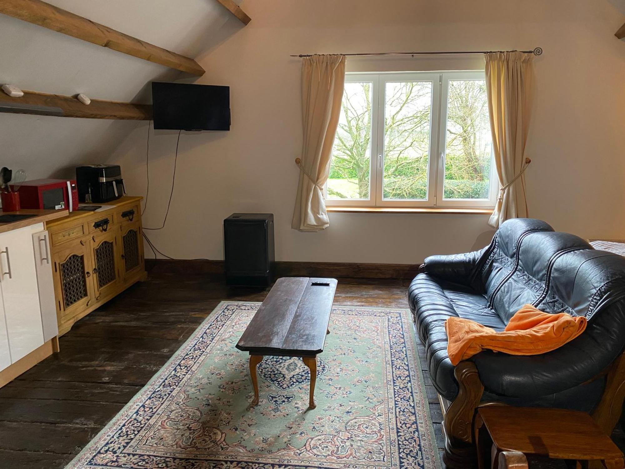 Spacious, Rustic Studio Space For 2 Persons Saint-Cyr-du-Bailleul エクステリア 写真