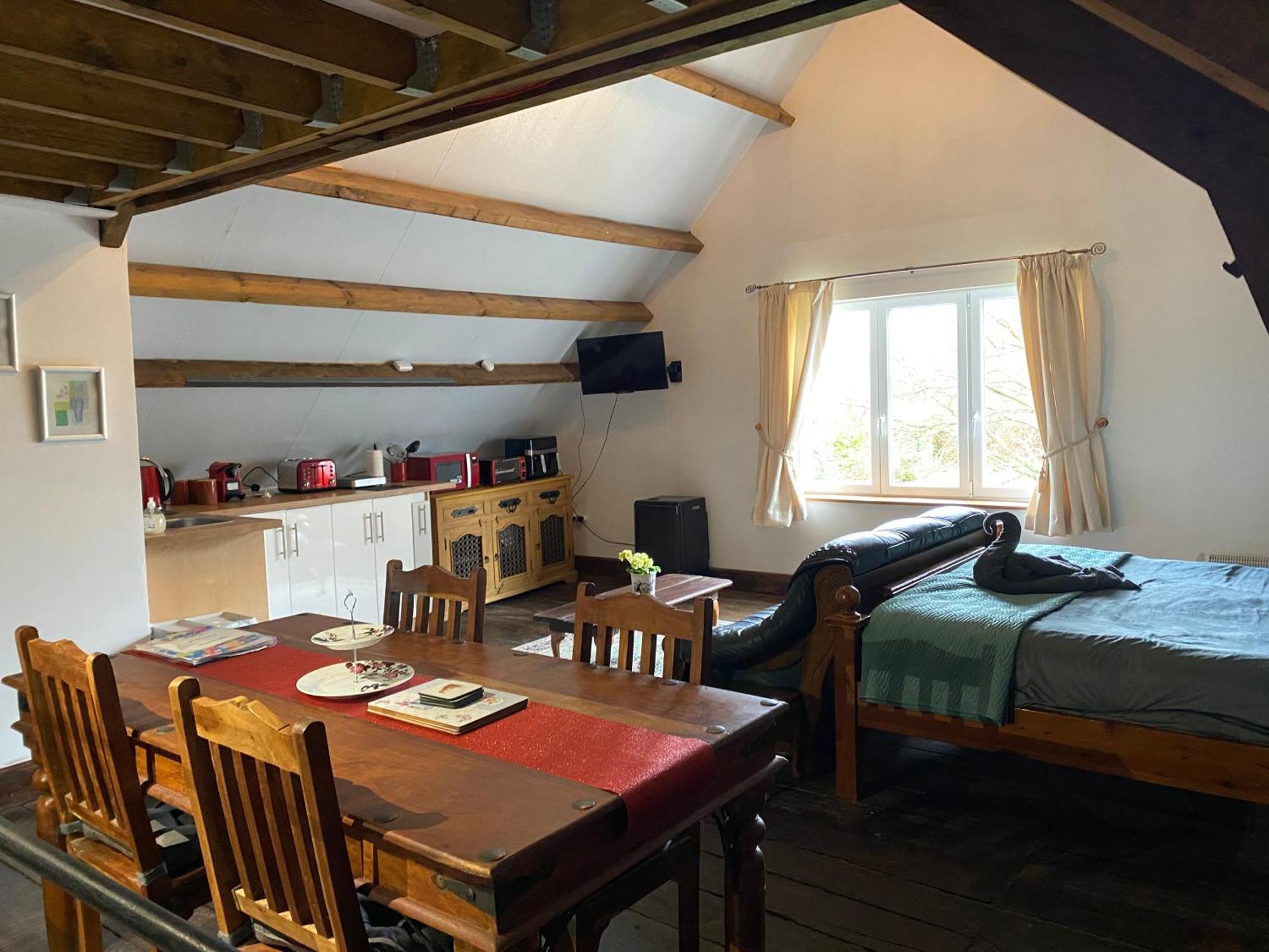 Spacious, Rustic Studio Space For 2 Persons Saint-Cyr-du-Bailleul エクステリア 写真